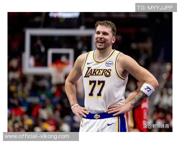 东契奇腰部不适第三节提前离场第四节回归替补席引发球迷关注 东契奇腰部不适第三节提前离场第四节回归替补席引发球迷关注